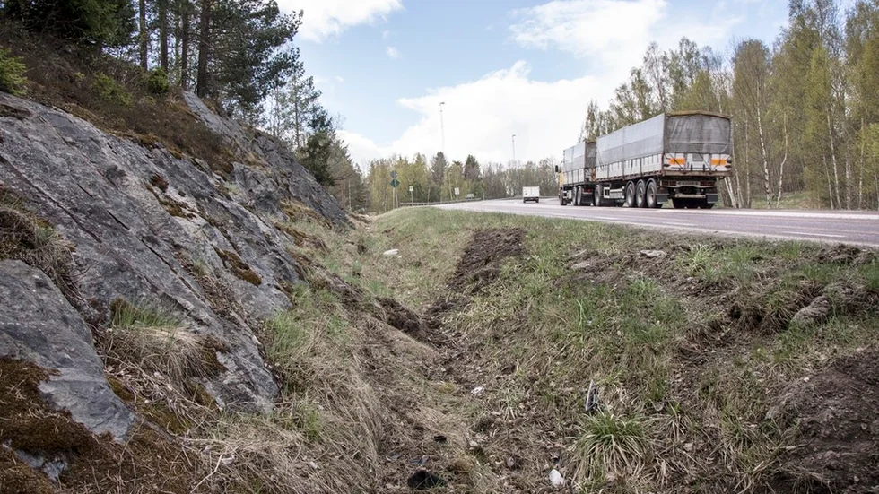 Här, strax söder om Flen, for bilen i diket och in i bergväggen. En pojke avled vid olyckan den 8 maj i år.