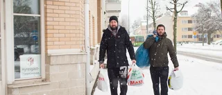 Många har skänkt saker till helgens loppis för behövande