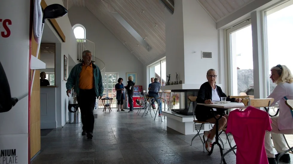 Den tidigare ägaren Lars von Stockenströms bostad, med öppen planlösning, lämpade sig väl för omdaning till klubbhus.