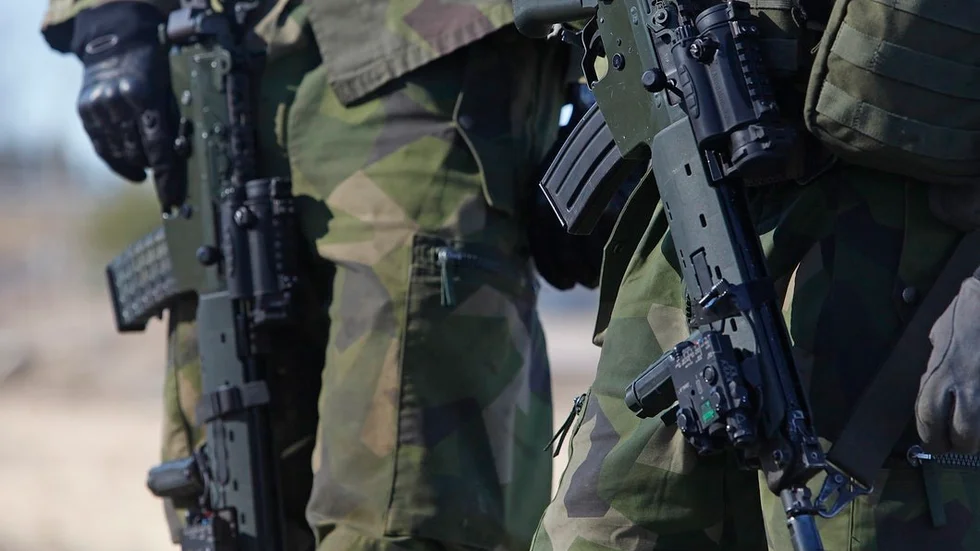 I nästa månad genomförs den stora försvarsövningen Aurora, bland annat i östra Sörmland. Samtidigt hävdar mer än lovligt vilsna fredsaktivister att vi hellre ska bli ockuperade av främmande makt än öva försvar. Foto: Joakim Serrander