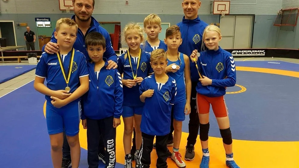 EGAK-gänget i Fagersta. Från vänster: Gustav Wesster, Christopher Nykvist (tränare), Izmail Izmailov, Ella Jacobson, Max Nyström, Nikolas Soudjian, Daniel Boström (tränare), och Mira Gustafsson. Längst fram supportern Antony Soudjian.