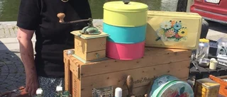 "Mycket folk med glass i handen "