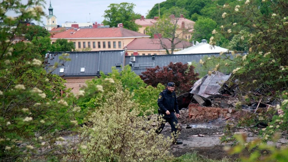 Henrik Hedenfelt från polisen vaktade brandhärden i väntan på tekniker. Hela området kring den nedbrunna klockstapeln har spärrats av.