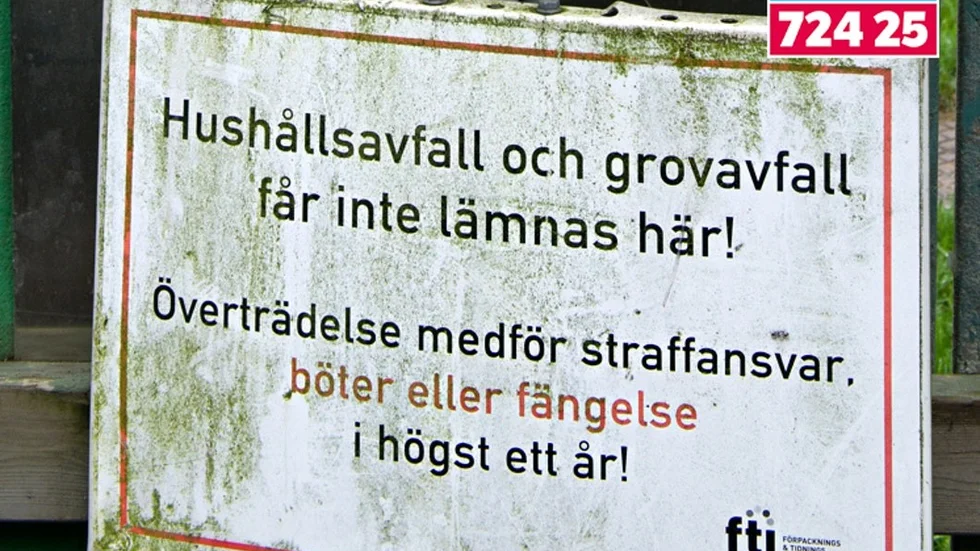 En skylt vid återvinningsstationen hotar med straffansvar.
