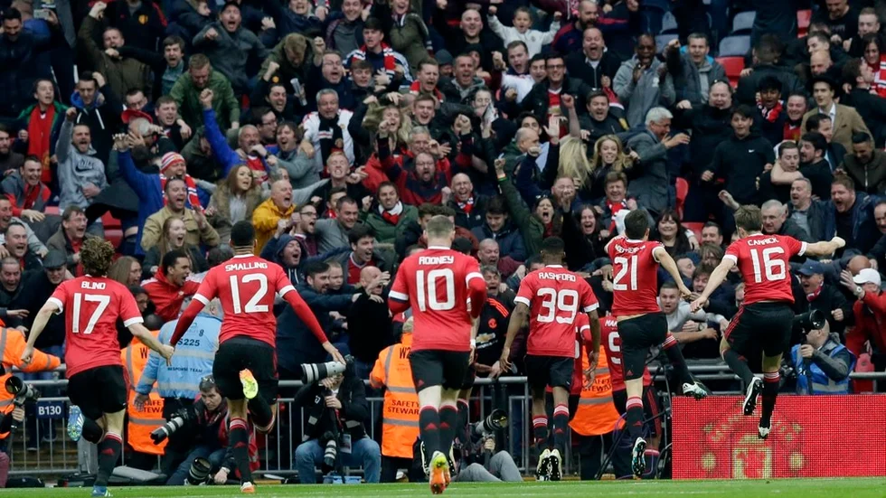 Manchester Uniteds spelare firar ihop med lagets fans. De sistnämnda kommer Sörmlandspolisen att få stifta närmare bekantskap med under onsdagen.