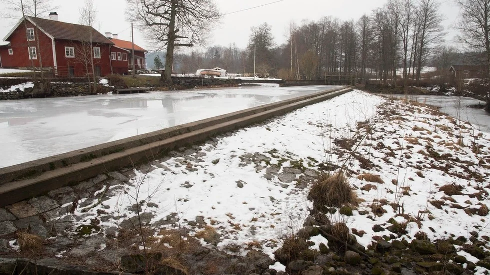Ett av alternativen handlar om att riva hela dammen och i stället lägga grus och stenar för att skapa ett nytt utlopp från Båven till Lidsjön.
