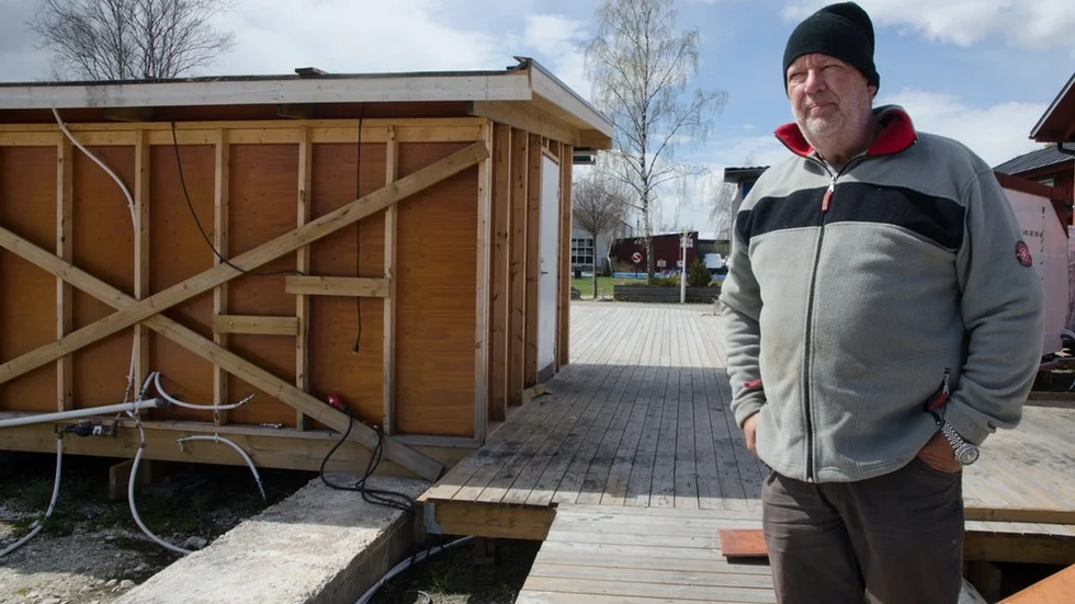 Mats Surber står bredvid glasskiosken.