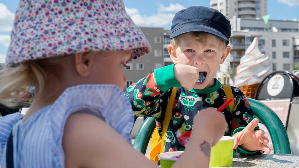 Ester Brunelius, 2, och Georg Brunelius, 4, njuter av varsin glass i det varma vädret.