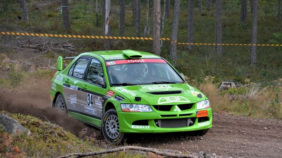 Mattias Adielsson, med co-drivern Andreas Johansson från Eskilstuna, övertygade i helgen men rådde inte på Tobias Johansson, Ludvika.