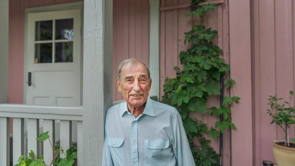 Sedan elva år tillbaka bor Carli Tornehave i det rosamålade huset på 1800-talsgården i Sörmland och stortrivs. "Jag har så mycket att göra – det är grönsaksland, jordgubbsland, potatisland, gräsklippning, vedhuggning och fan och hans moster", säger han.