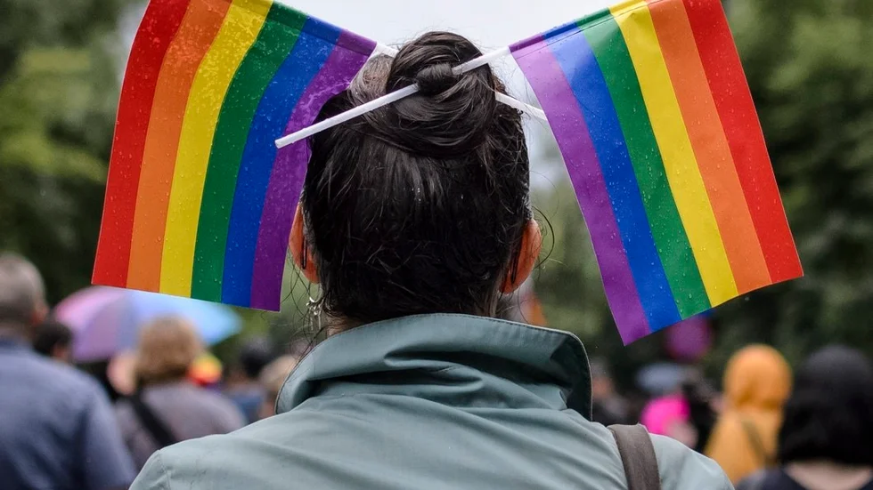 Pridefestival med den signifikativa regnbågsflaggan.