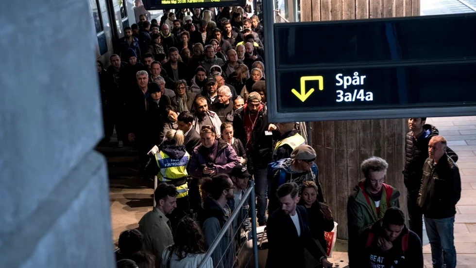 Id-kontrollerna vid gränsen mellan Sverige och Danmark avskaffas, vilket underlättar pendlingstrafiken över Öresund. Men var det regeringens eget beslut – eller var det EU som ställde frågan på sin spets? FOTO: JOHAN NILSSON/TT