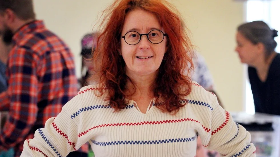 Ulla Johanson, ordförande för föreningsgårdens styrelse, gläds åt familjeaktiviteterna i samlingslokalen.