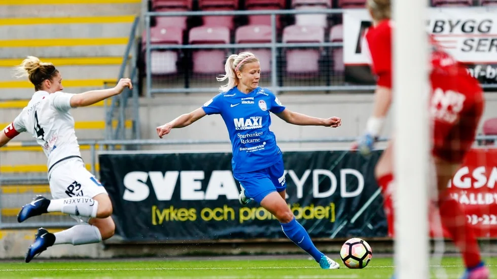 Hanna Glas slog här ett inlägg då hon hoppade in på mittfältet mot Kvarnsveden i vårmötet. På lördagen talar mycket för att hon blir Uniteds högerback i returen i Borlänge.