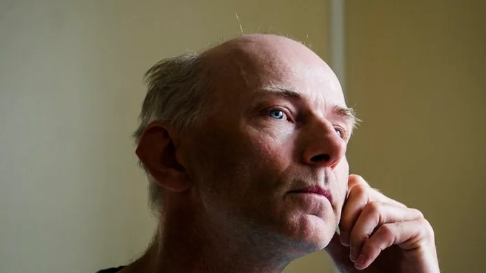 – De knuffade in mig i hissen och tog min plånbok. Det var väldigt obehagligt, säger Klas Åstrand.