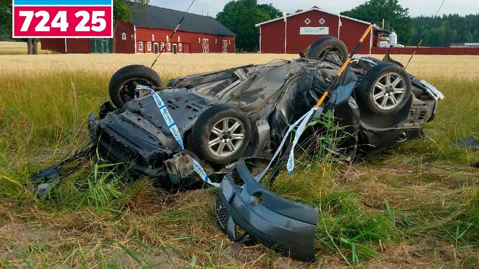 En bil voltade in i en stolpe och hamnade på en åker på Strängnäsvägen under tisdagsmorgonen den 25 juli.