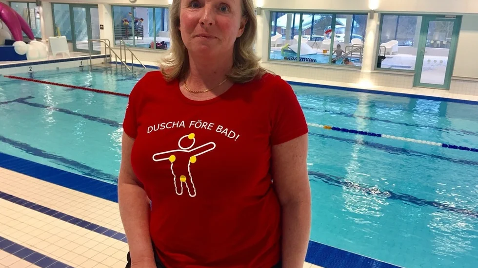"Vi har en åldersgräns på 15 år och detta oavsett man kommer själv eller med vuxet sällskap. Det har att göra med unga människor som fortfarande växer och som inte bör gymträna för tidigt." menar Malin Broquist, simhallchef.