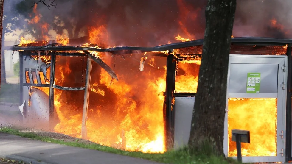 Många boende uppmärksammade svart rök från branden i soprummet på Lagmansgatan.