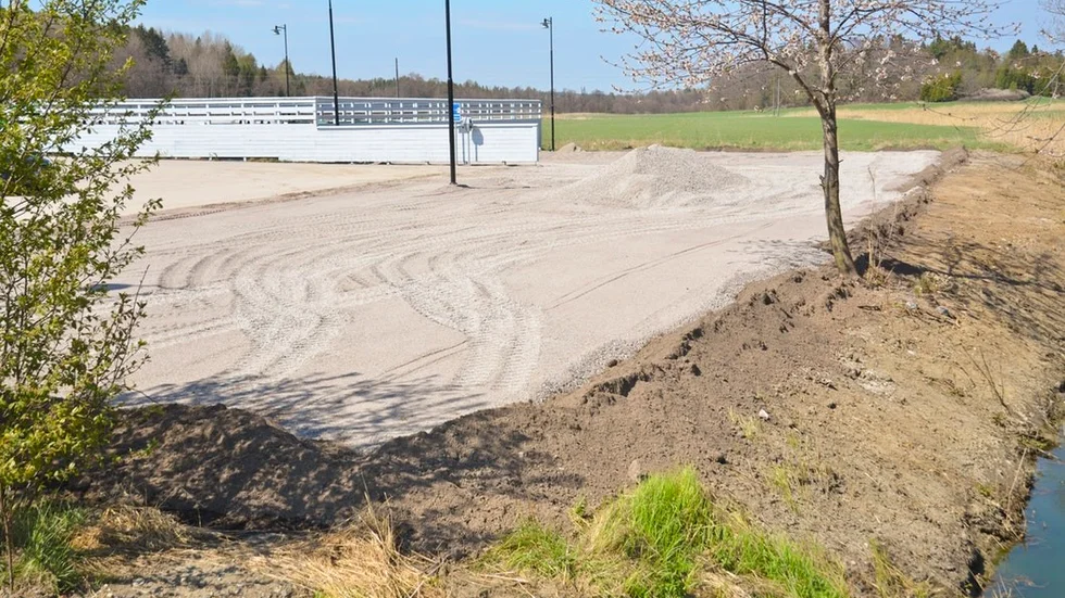 Här, vid Trosaporten mittemot äventyrsgolfbanan, ska skateparken byggas i sommar och vara klar i augusti.