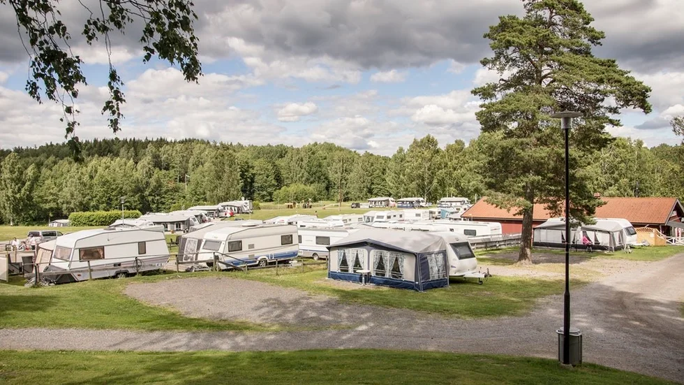 Malmköpings camping med några tomma platser, en sällsynt syn.