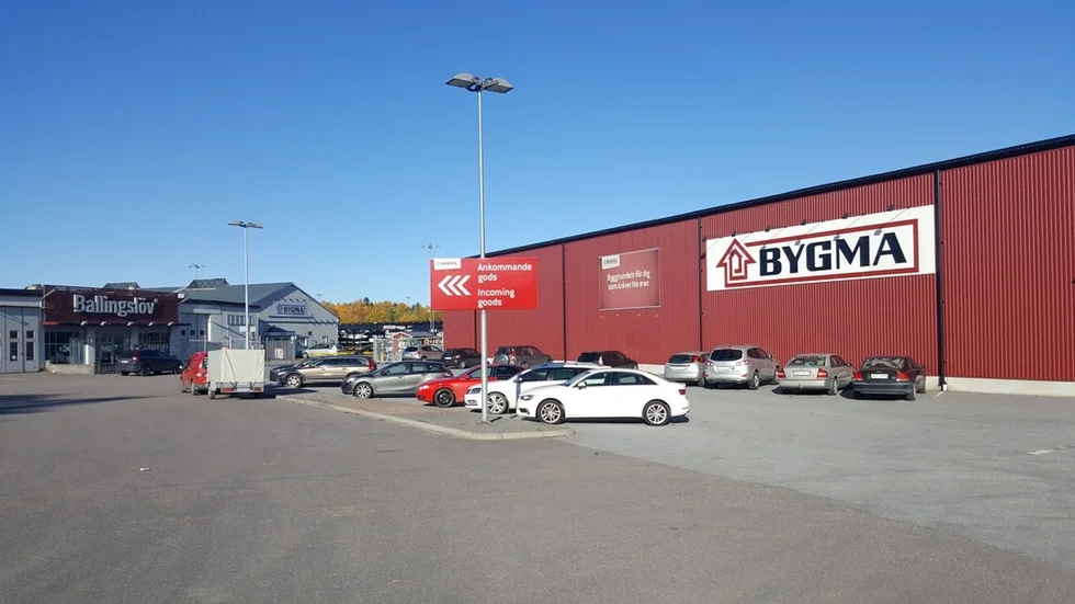Bygma sätter upp staket för att slippa långtradare som parkerar här på natten.