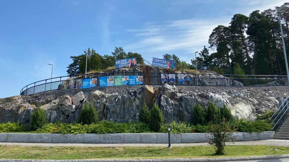 Valaffischer utsätts ofta för vandalisering eller stöld. Utanför Strängnäs resecentrum sitter affischerna fortfarande kvar, men vid Läggesta station stals ett 40-tal i veckan.