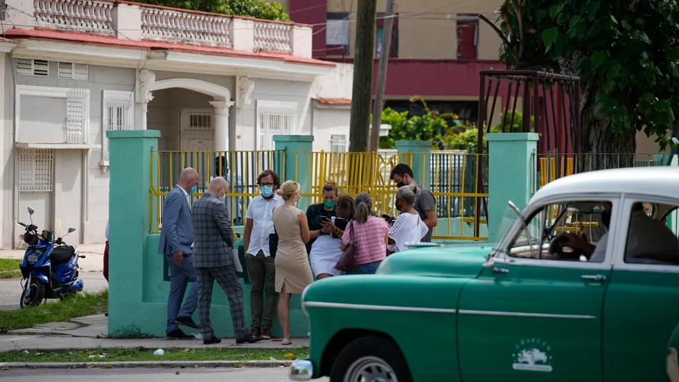 Utländska diplomater väntar utanför domstolen i Havanna där rättegången mot de kubanska artisterna Luis Manuel Otero Alcántara och Maykel Castillo pågår.