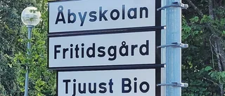 Mystiska skyltar väcker uppmärksamhet i Gamleby • Rivna skolan får vara med • "Ska bytas"