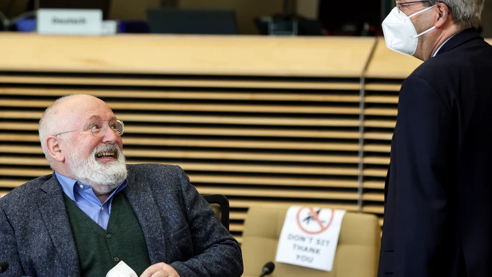EU:s klimatansvarige vicekommissionär Frans Timmermans i samspråk med ekonomikommissionären Paolo Gentiloni. Arkivfoto.