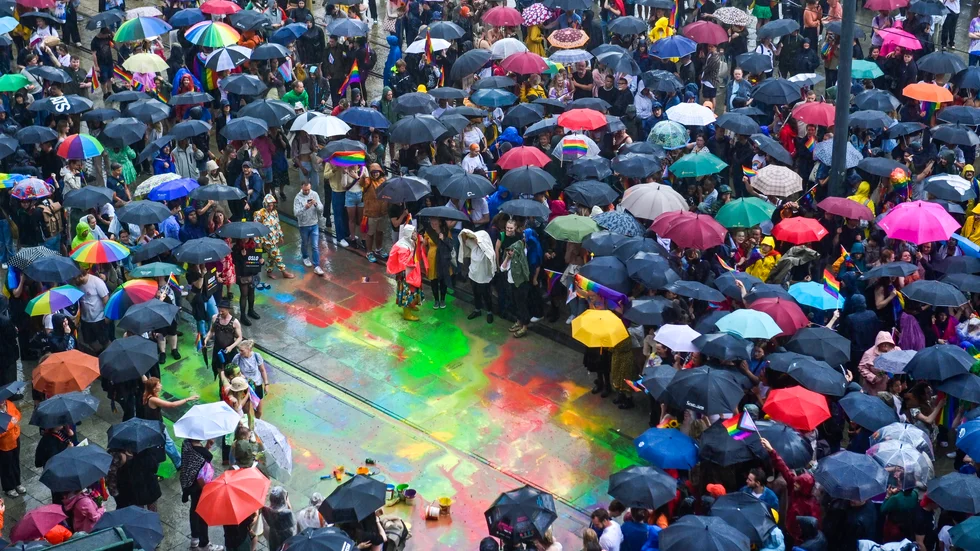 Minnesmanifestation under måndagen som hedrar offren efter masskjutningen i Oslo.