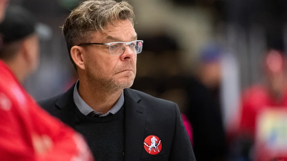 Niklas Czarnecki under tiden som tränare för Vita Hästen. Efter hot och anklagelser hoppar 57-åringen av uppdraget som assisterande tränare för Västerviks IK.