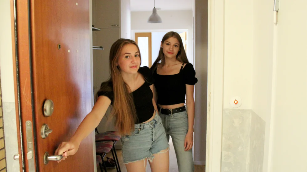 Violeta Brovko (till vänster) och Anna Volosheniuk är glada för att ha fått flytta in i lägenheter i Storebro tillsammans med sina familjer. 