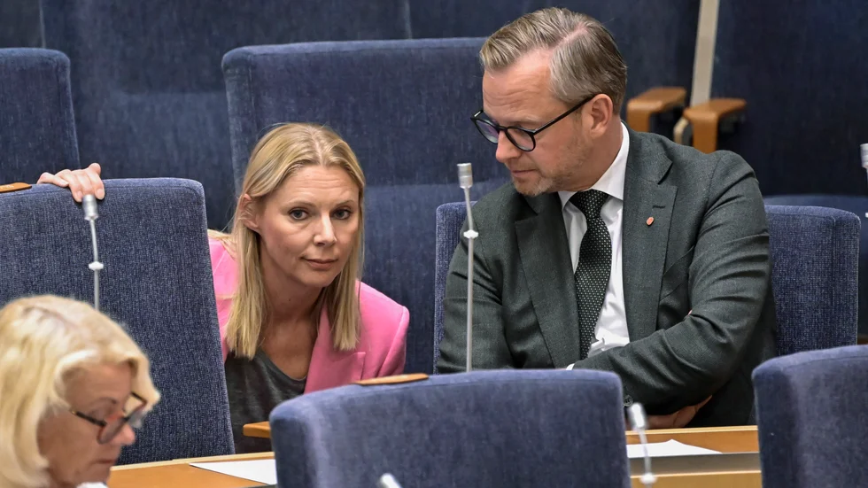 Socialdemokraternas gruppledare respektive finansminister, Åsa Westlund och Mikael Damberg, under onsdagens budgetomröstning i riksdagen. 