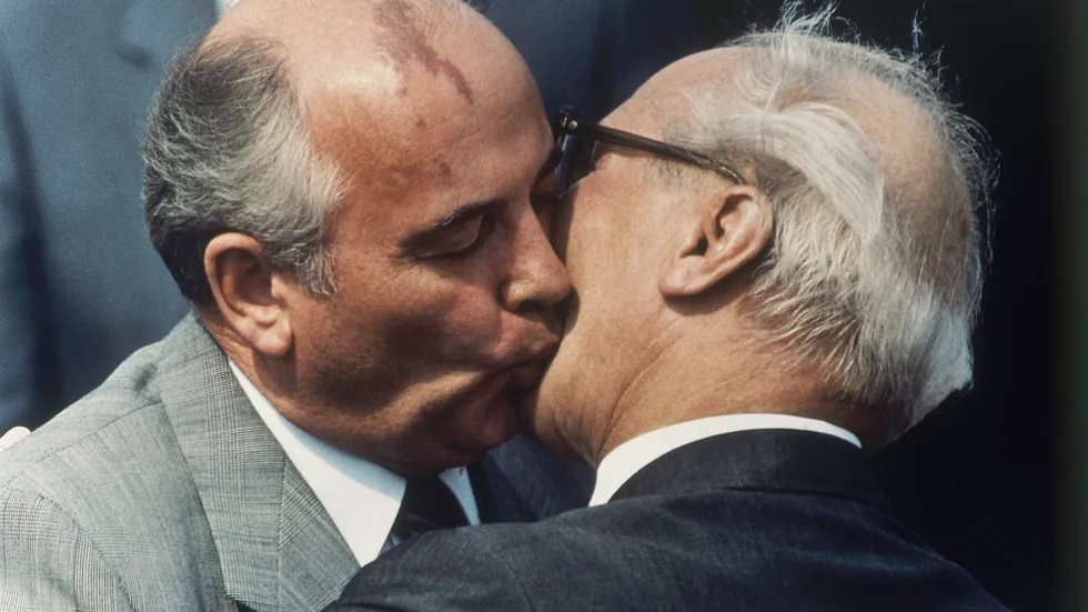 80-talet var en spännande tid. Här syns Sovjetledaren Michail Gorbatjov tillsammans med den östtyske ledaren Erich Honecker.
