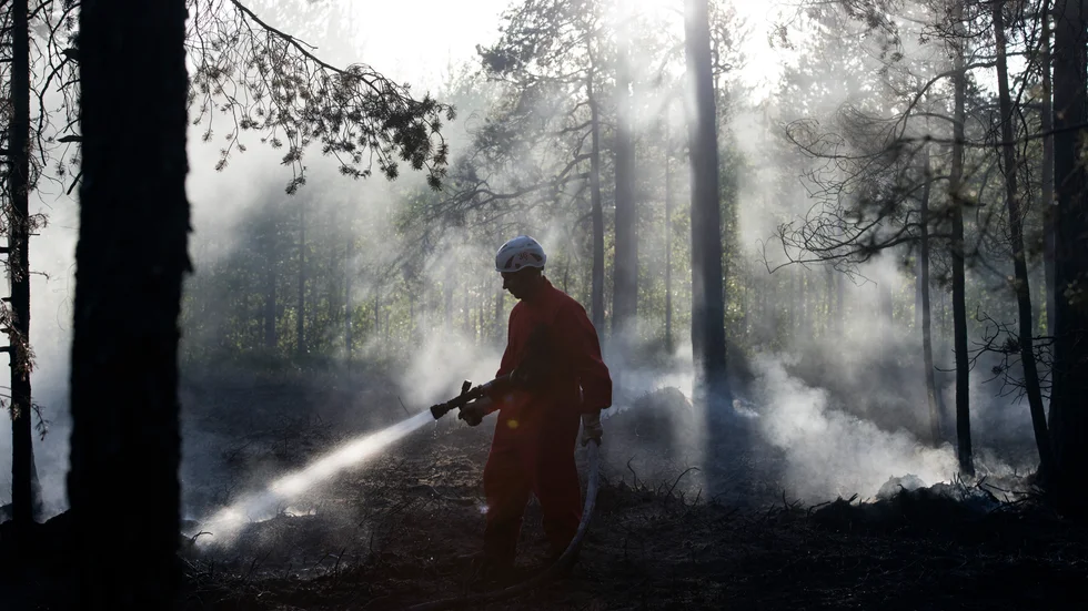 En eld som sprider gnistor kan snabbt övergå i en okontrollerad brand. Därför går räddningstjänsten ut med en avrådan från eldning i hela Sörmland. 