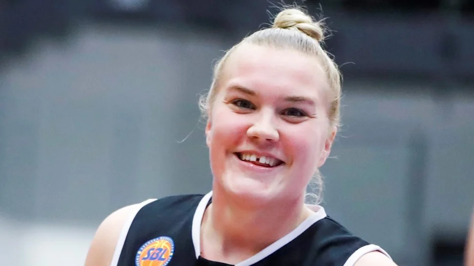Allis Nyström blir kvar i Luleå Basket ytterligare två säsonger.