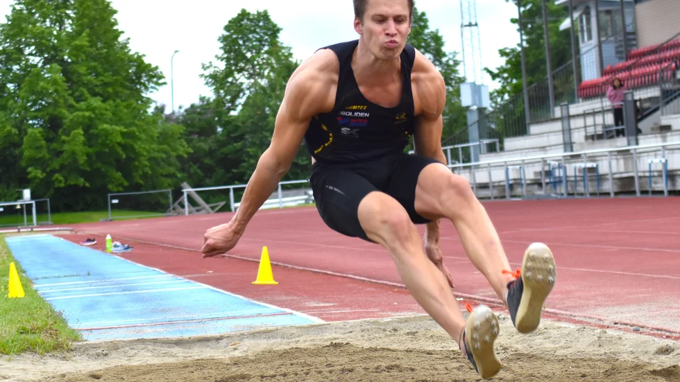 Jonathan Marklund hoppade 6,52 i sin årsdebut i längd. Kanske det kan bli sju meter i sommar om han får tillbaka motivationen.