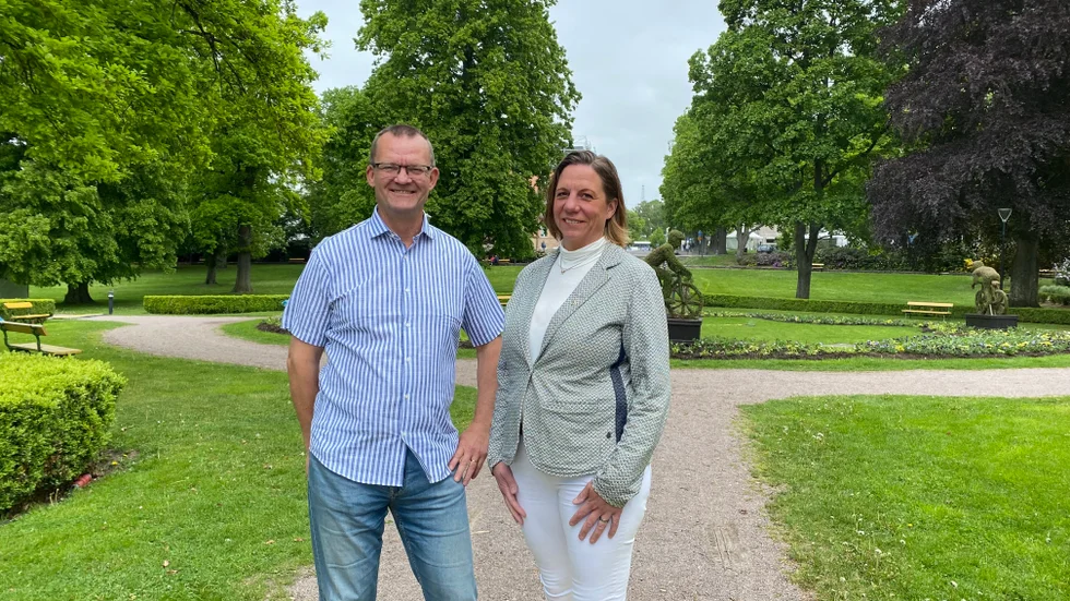Erik Forslund är KD:s förstanamn. Här tillsammans med nyförvärvet Karin Olsson i Stadsparken som spelar stor roll i partiets valmanifest.
