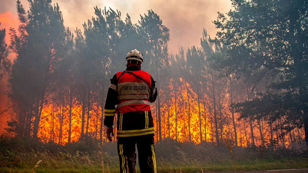 En brandman vid en av bränderna nära Landiras i sydvästra Frankrike.