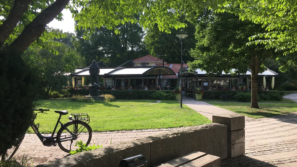 Börjeparken, eller Finn Malmgrens plan som parken också heter, är en liten oas under sommartider.