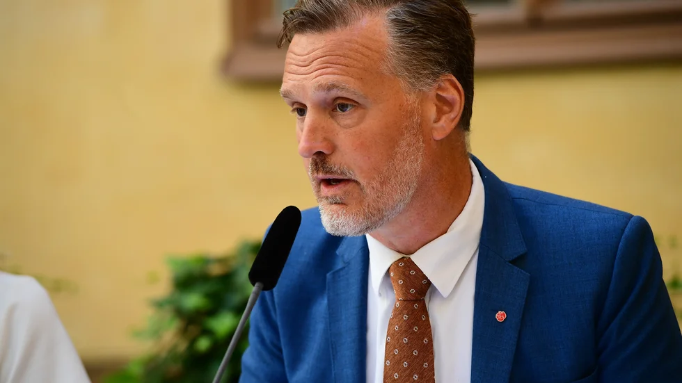Regeringen, med finansmarknadsminister Max Elger (S), vill ge Sjunde AP-fonden utvidgade placeringsmöjligheter.