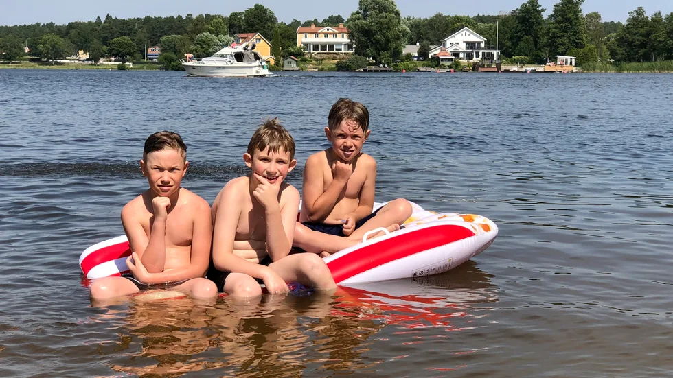 Det bästa att göra när det är varmt ute är att bada och äta glass, säger Charlie Franzén, 11. Det förstnämnda ägnar han delar av veckans varmaste dag till, tillsammans med Devin Lundin, 11, och Ceddy Franzén, 9. 