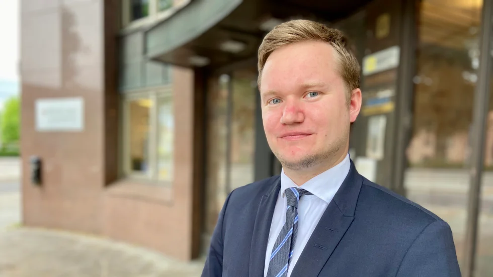 Assistentåklagaren Anton Larsson Forsberg, som så småningom vill se den åtalade Strängnäsbon utvisad, berättar att Rättsmedicinalverket har fyra veckor på sig att komma med ett utlåtande.