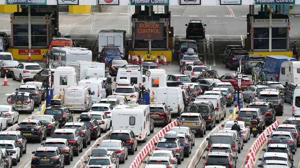 Bilköer vid hamnen i Dover när många familjer åker på semester sedan sommarloven i England och Wales börjat.