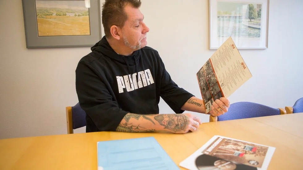På "Katrineholmare" syns stan från ovan på omslagsbilden. Den nya skivan får ett omslag med landmärket "Motorisk scenografi", alltså de vandrande husen som Annika Oskarsson och Thomas Nordström skapat. Konstnärerna gick gladeligen med på att låta en bild av konstverken pryda skivomslaget – i utbyte mot en skiva, vilket Nicklas Jonsson uppskattar stort.