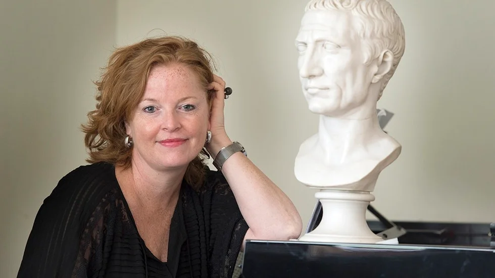 Antikvetaren och forskaren Ida Östenberg får Stora historiepriset 2018. - Jag har nog inte riktigt begripit att jag fått priset än. Det är väldigt roligt för mig personligen att få priset eftersom man sett och uppmuntrat det jag gör. Men det är också roligt att antikens historia uppmärksammas. Det är ett eget, ganska litet ämne, och det har ofta en undanskymd roll i den svenska universitetsvärlden.