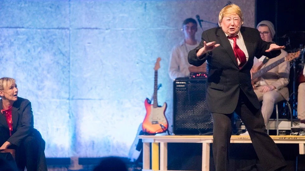 Lena Sirrewius är suverän som Donald Trump.