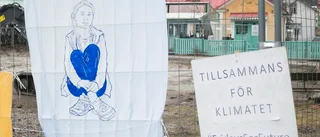 De klimatstrejkar utanför Trosa kommunhus på fredag