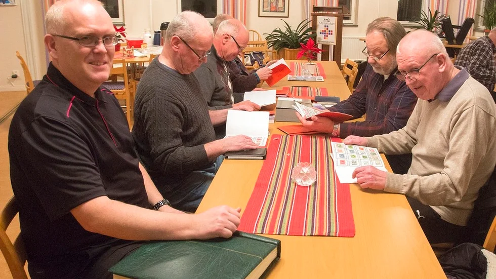 Patrik Andersson, sekreterare i föreningen till vänster och medlemmen och samlaren Hans Lino Karlsson till höger.