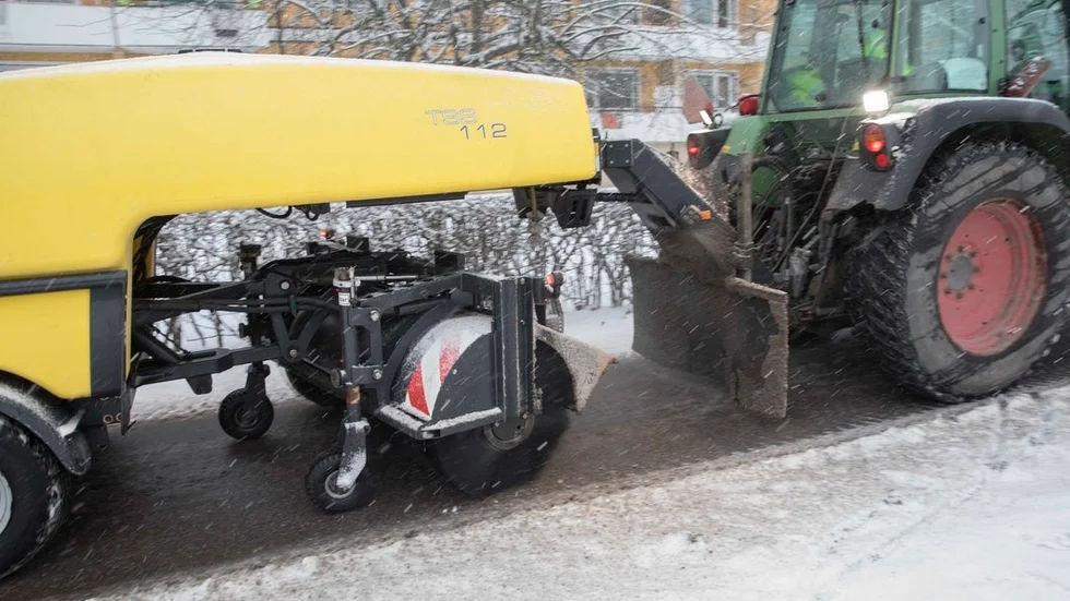 Sopsaltningsmaskinen som snart levereras har en 240 centimeter bred sopvals. Tanken rymmer två kubikmeter saltlag, som gatuenheten fyller på hos Svevia utmed teststräckan.